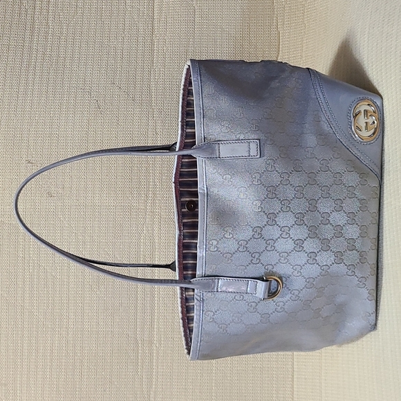 Gucci Handbags - 💯 Authentic Gucci Tote Bag 🍀